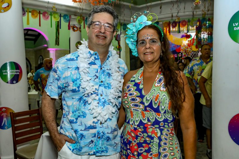 Tanto riso, tanta alegria... - Carnaval da Saudade enche de brilho, confete e serpentina os salões do Náutico