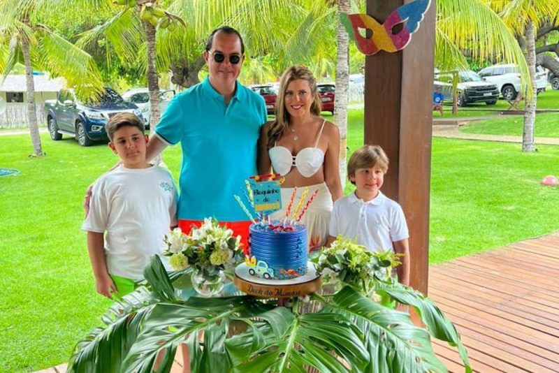 sessão parabéns - Léo Albuquerque celebra a chegada da nova idade em clima de Carnaval na lagoa do Uruaú