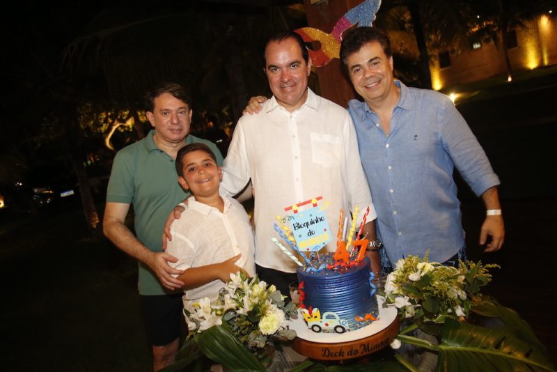 sessão parabéns - Léo Albuquerque celebra a chegada da nova idade em clima de Carnaval na lagoa do Uruaú
