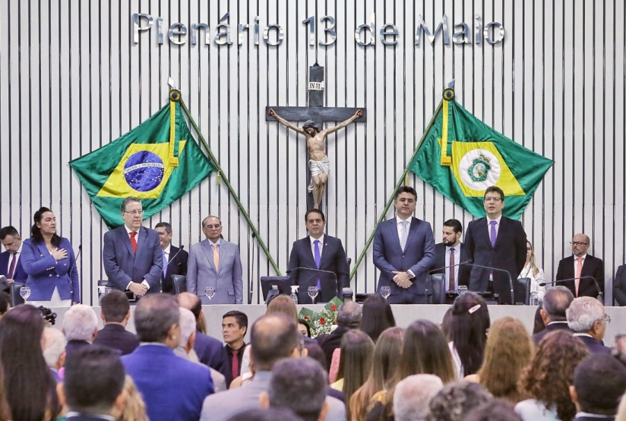 Evandro Leitão promete trabalhar com afinco na presidência da Alece, que empossou 46 parlamentares nesta quarta