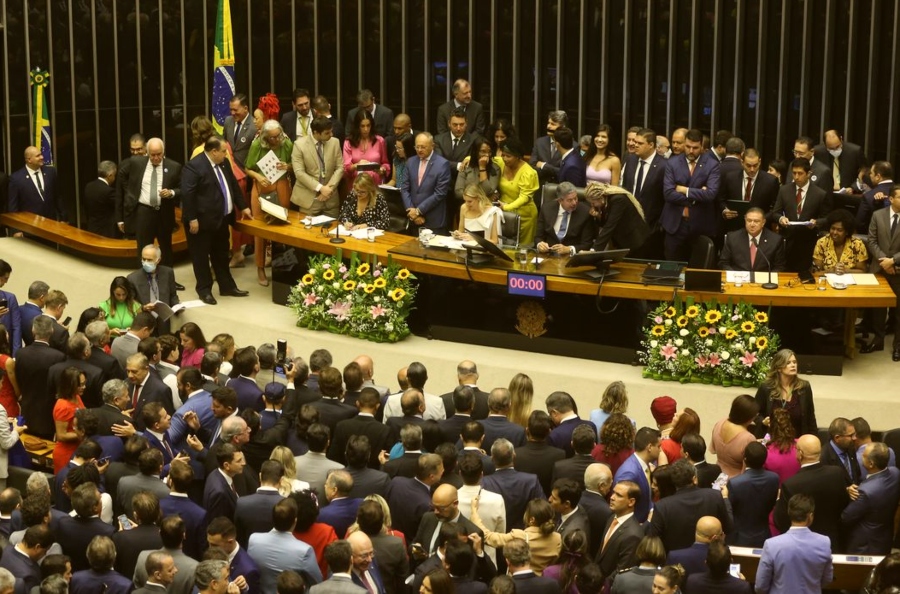 Câmara empossa 513 deputados federais que foram eleitos em outubro de 2022