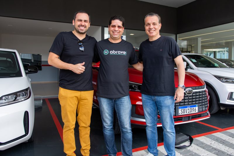 100% elétrico - Empresário vai dirigindo de Fortaleza à região Sul com um BYD e um Tesla
