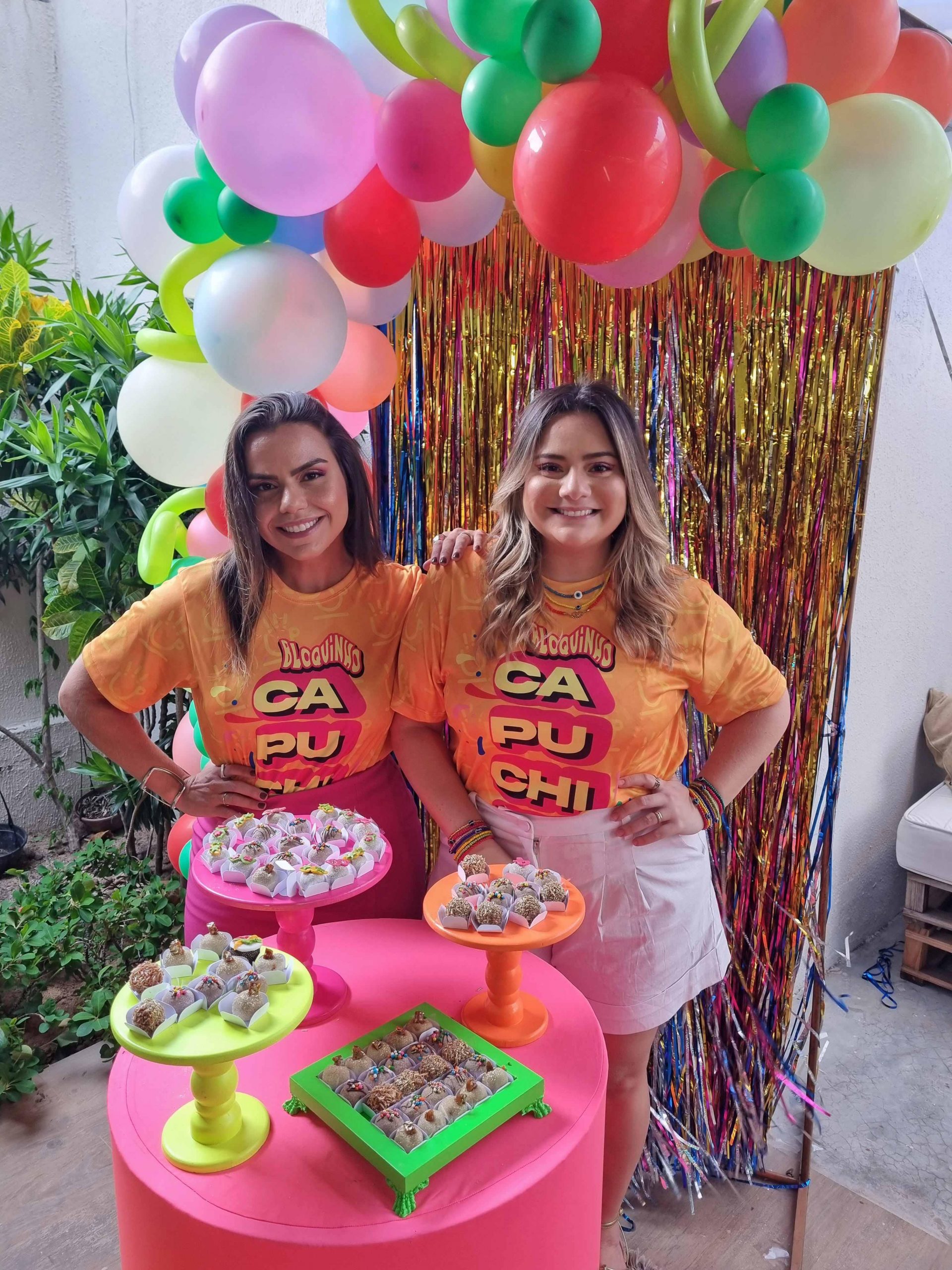 Renata Benevides e Karla Rodrigues reúnem time em mais uma edição do Bloquinho da Capuchino