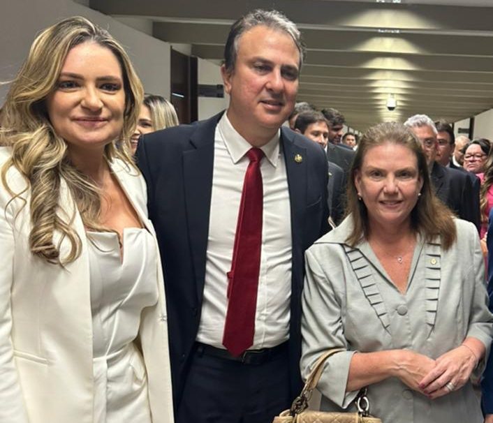 Deputada Federal Fernanda Pessoa e ministro da Educação, Camilo Santana, prestigiam posse da senadora Augusta Brito