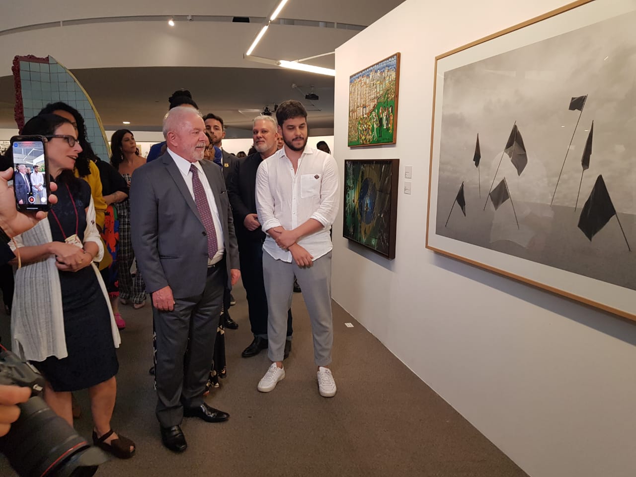 Presidente Lula aprecia obra do artista visual cearense Cadeh Juaçaba no Museu Nacional da República