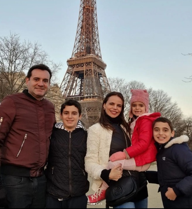 Fernando Gurgel e Cristiane Canamary aproveitam Paris com os filhos