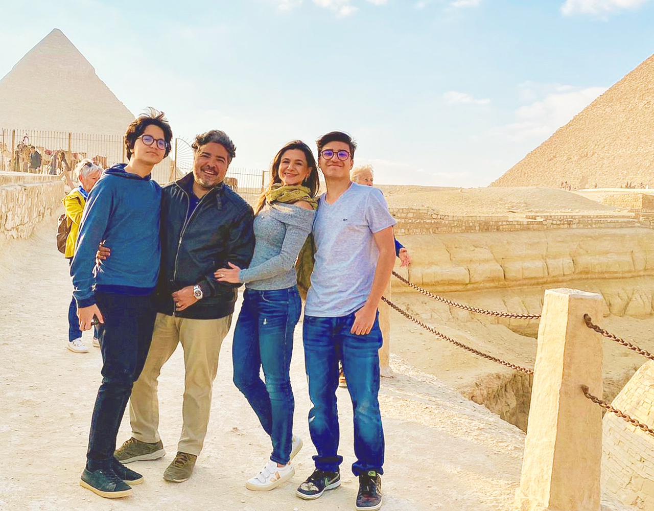 Leandro e Aline Vasques visitam o Egito e Israel acompanhados dos filhos