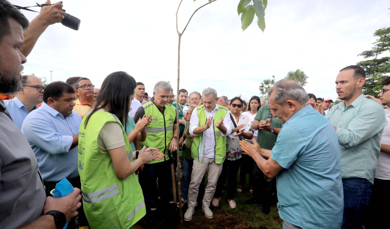 Prefeitura faz o maior plantio simultâneo de mudas do Brasil