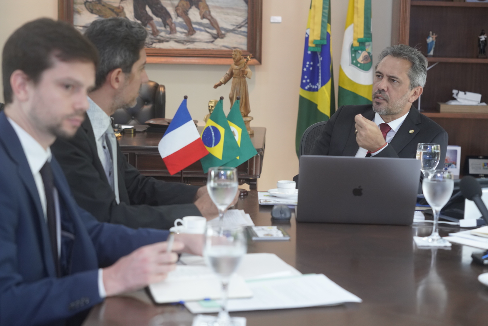 Elmano firma parceria com a Embaixada da França para aprimorar ensino da língua francesa no Ceará