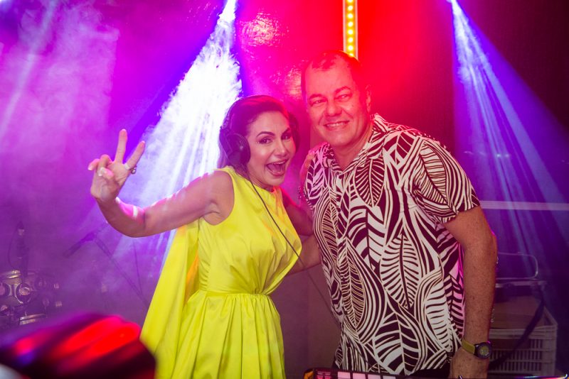 Let`s Celebrate - Cheia de luz e alto astral, Adriana Queiroz esbanja beleza e alegria em sua festa de aniversário