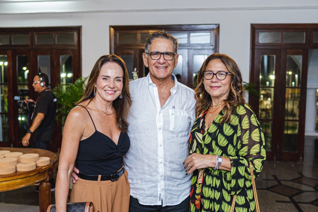 Beatrice E Paulo Ary, Julia Oliveira