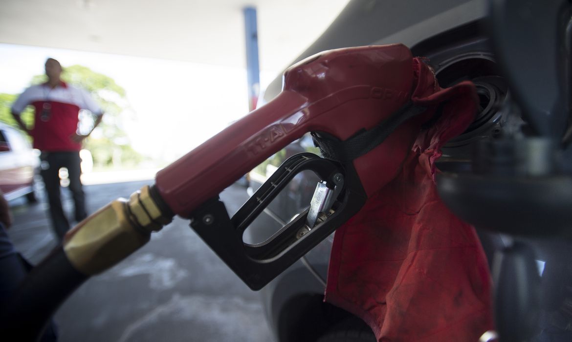 Governo dá prazo de 5 dias para denúncia de preço abusivo da gasolina Governo dá prazo de 5 dias para denúncia de preço abusivo da gasolina