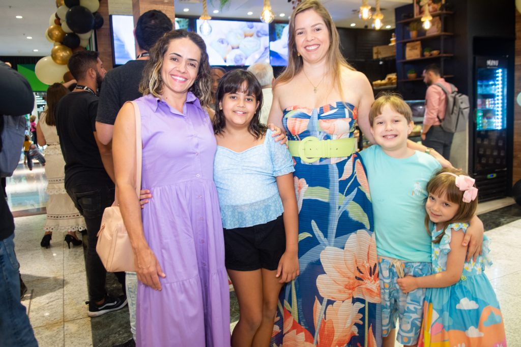Carine Russo, Sofia, Kamilla Moura, Gabriel Moura E Maria Júlia