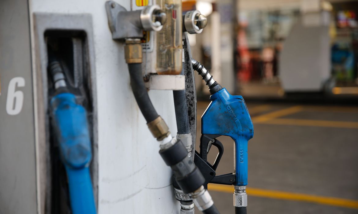 Preço médio do litro da gasolina no Brasil está 4% mais caro do que no mercado internacional Preço médio do litro da gasolina no Brasil está 4% mais caro do que no mercado internacional