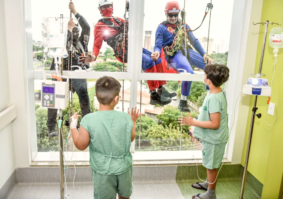 Heróis descem fachada do Hospital Unimed Sul e encantam seus pacientes