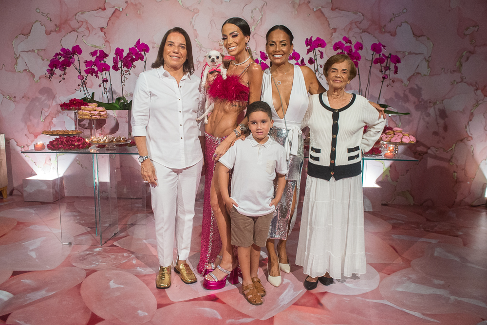 Fê Sena completa 30 anos e comemora a data bem ao seu estilo, no La Casa Lounge