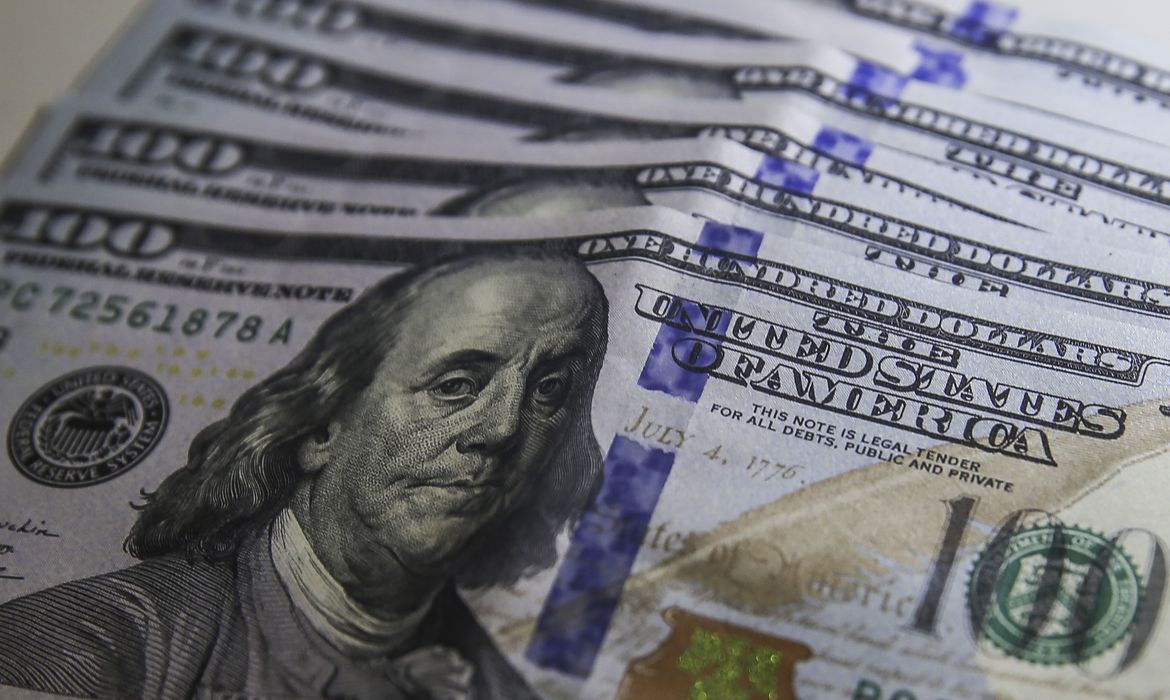 Dólar cai para R$ 5,01 com alívio nos Estados Unidos