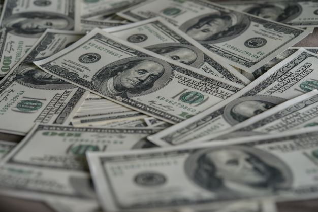 Dólar fecha o dia em R$ 4,88, menor cotação em 11 meses