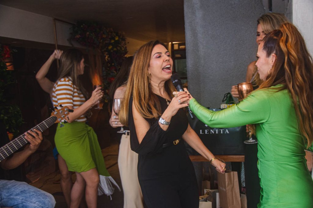 
				Edinice Bezerra e Adriana Praxedes  
				