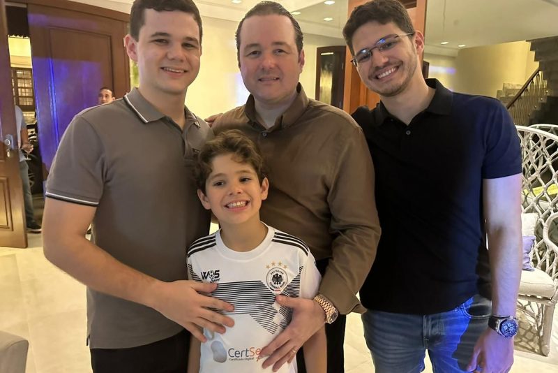 Let`s Celebrate - Cheia de luz e alto astral, Adriana Queiroz esbanja beleza e alegria em sua festa de aniversário