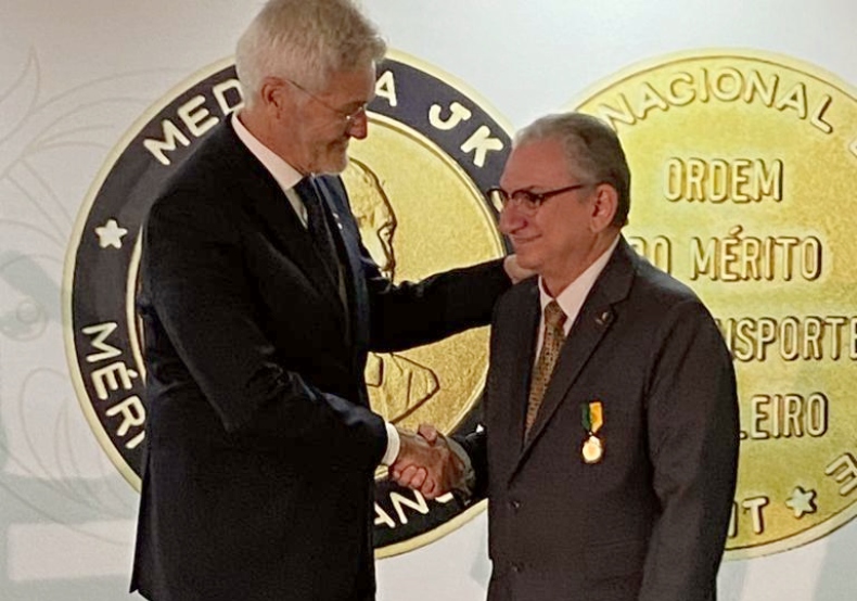 Marcelo Maranhão recebe a Medalha JK durante concorrida cerimônia em Brasília