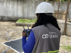 Engenheira Pilotando Drone Para Mapeamento De Planta Foto Divulgação