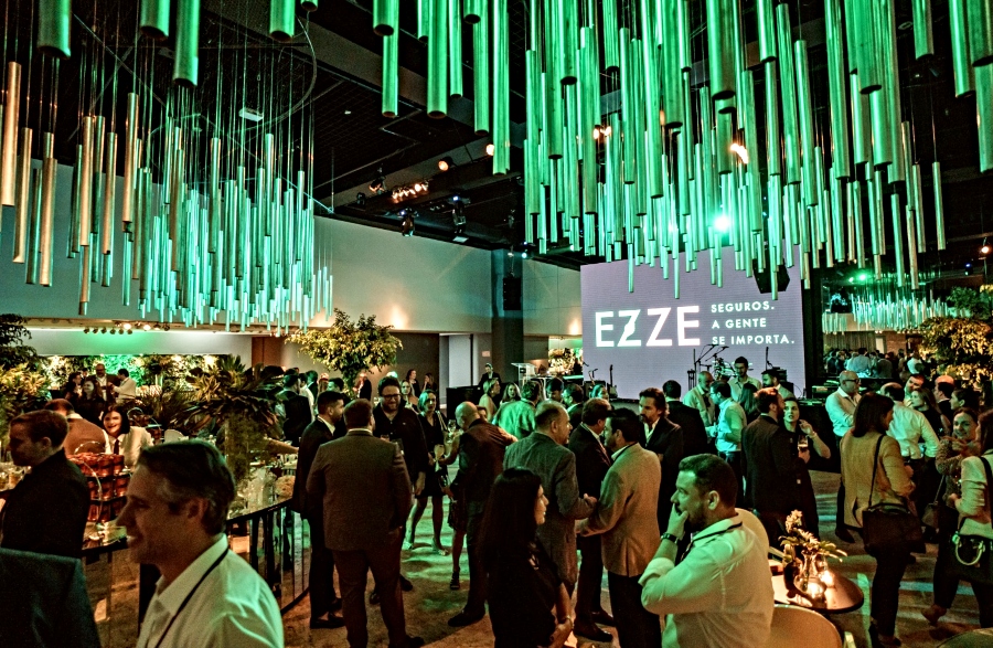EZZE apresenta sua nova marca em grande evento com corretores de seguros