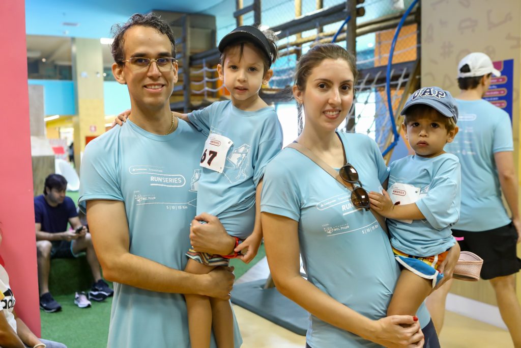 
				Igor, Luide, Paola e Romeu Lucena    
				
