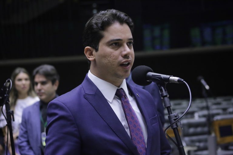 Investigação contra Júnior Mano expõe fragilidades nas emendas parlamentares e intensifica tensão institucional