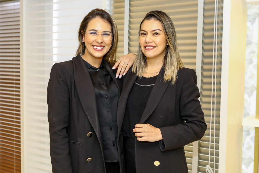 
				Jenifer Brandão e Sandy Mathos 
				