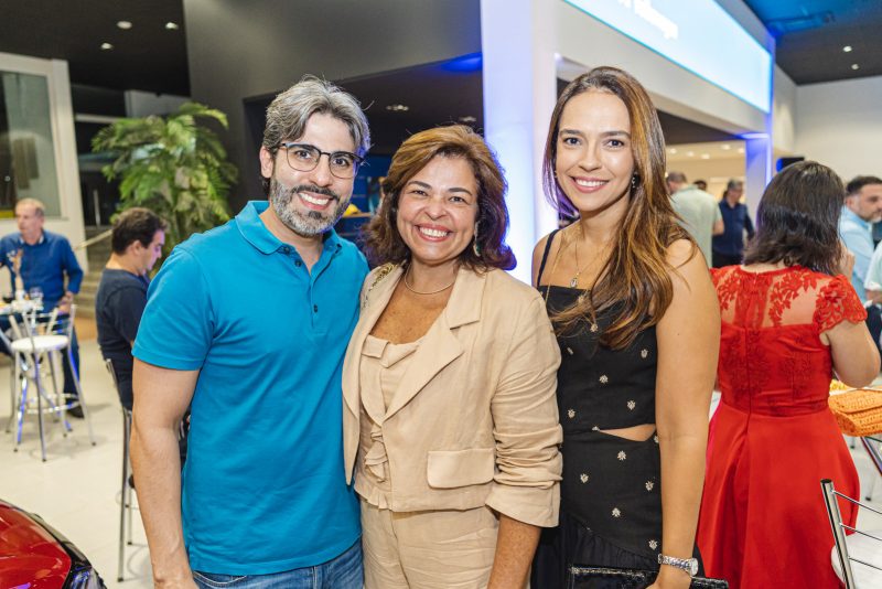 Potência e tecnologia - Novo Virtus atrai todos os holofotes na noite de reinauguração do showroom da Ceará Motor