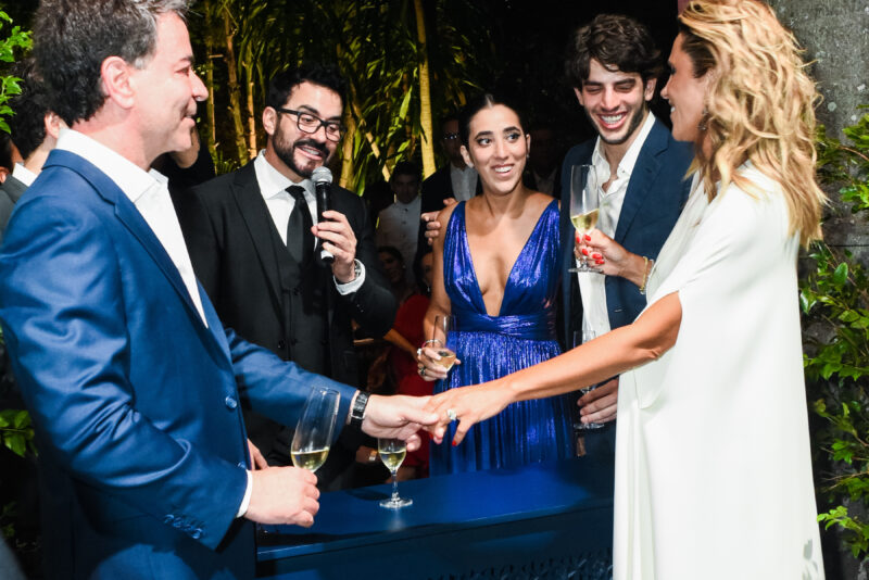 Love is in the air - Karla Marques e Marcelo Felmanas celebram bodas de prata com luxuosa festa ao som de Ivete Sangalo