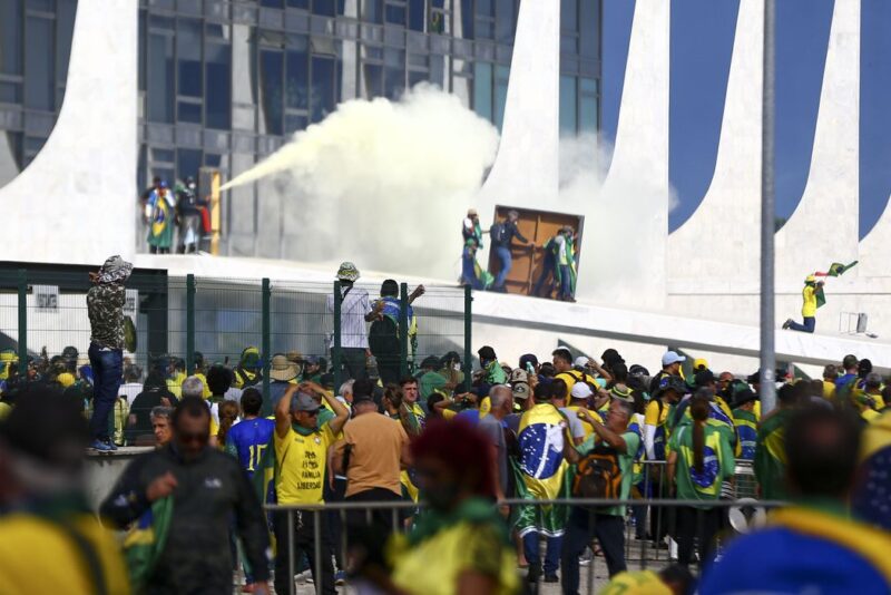Manifestantes Invadem Congresso, Stf E Palácio Do Planalto.