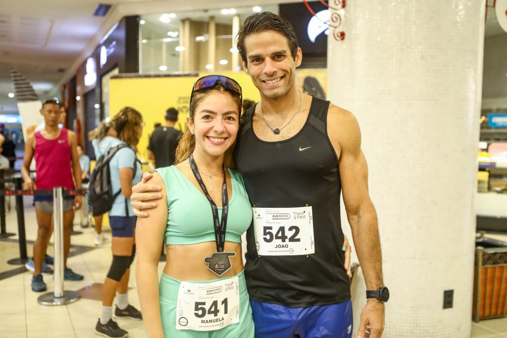 
				Manuela Menezes e Vitor Moraes  
				