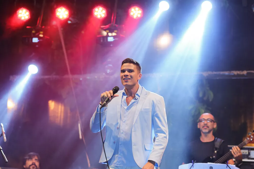 Marcos Lessa canta Frank Sinatra no Coco Bambu Meireles