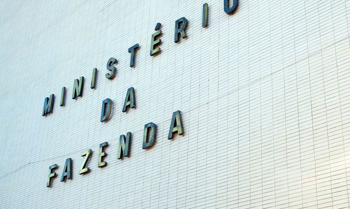 Fazenda reduz previsão oficial de crescimento do PIB para 3%