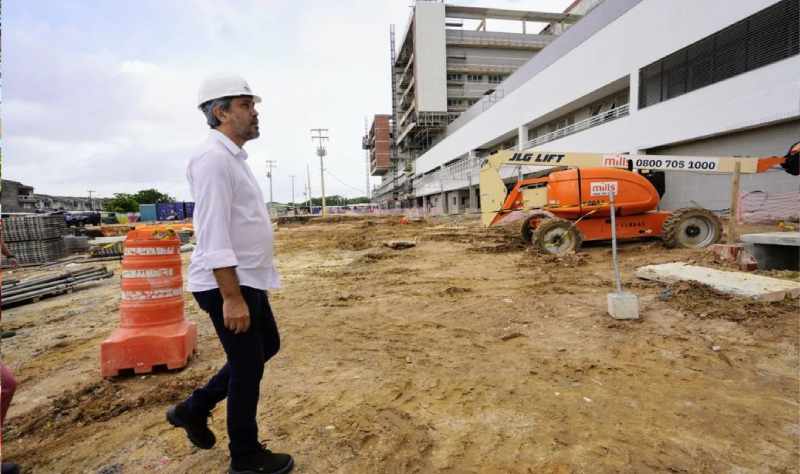 Elmano visita obras do Hospital Universitário da Uece em Fortaleza