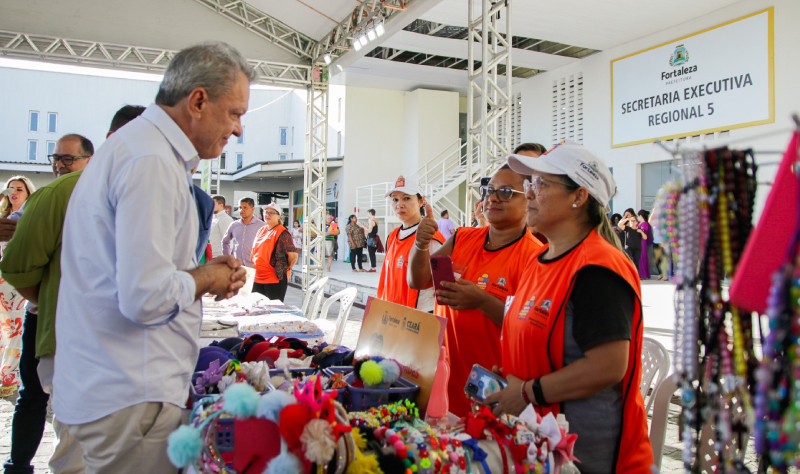 Sarto visita Feira de Pequenos Negócios Nossas Guerreiras no Bom Jardim