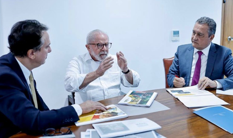 Camilo Santana se reúne com Lula e Rui Costa para debater prioridades para educação