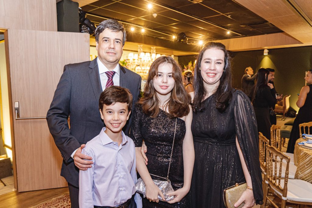 Osvaldo, Eduardo, Isabela E Priscila Gutierrez