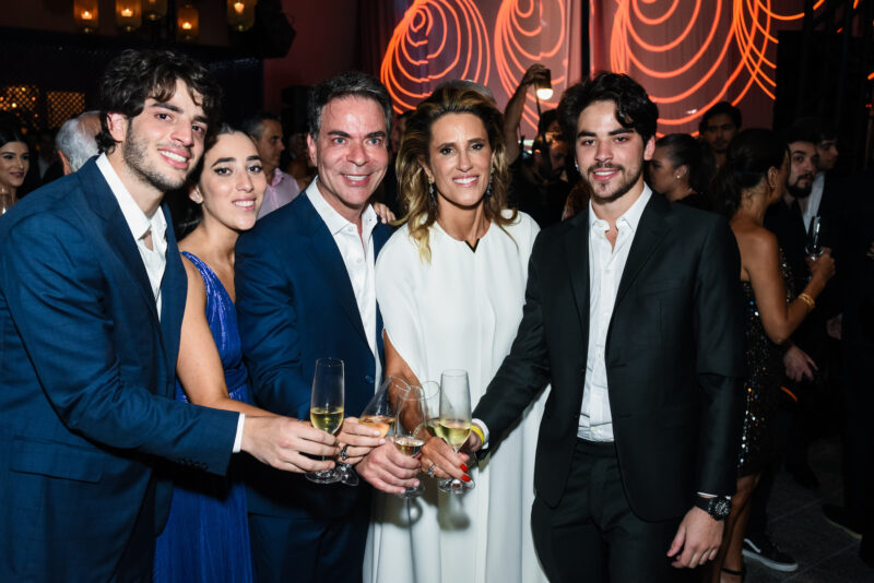 Love is in the air - Karla Marques e Marcelo Felmanas celebram bodas de prata com luxuosa festa ao som de Ivete Sangalo