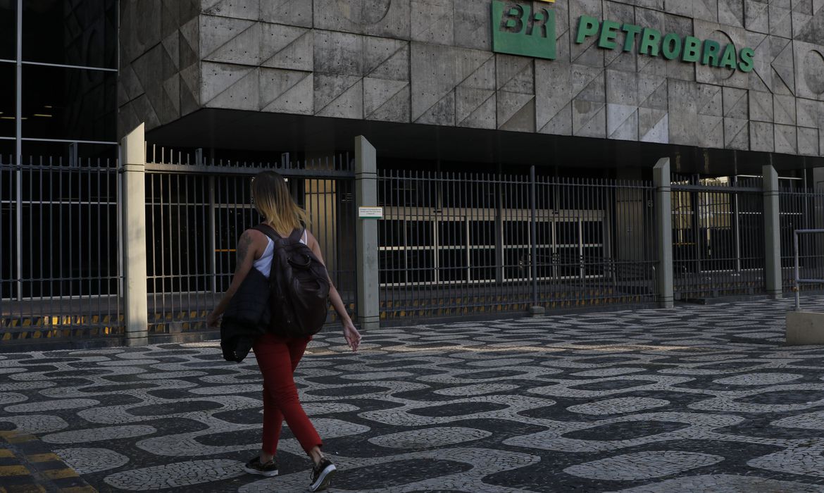 Programa Petrobras Jovem Aprendiz vai abrir mais de mil vagas