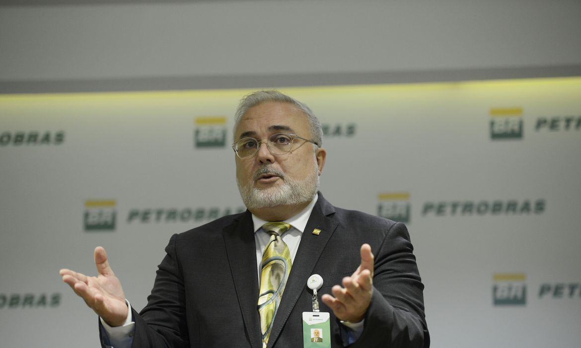 Presidente da Petrobras diz que pode reduzir preço da gasolina