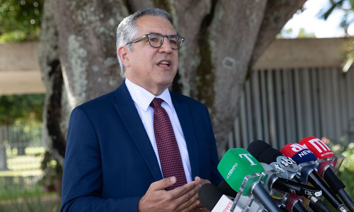 Padilha faz balanço de troca ministerial para ampliar base do governo