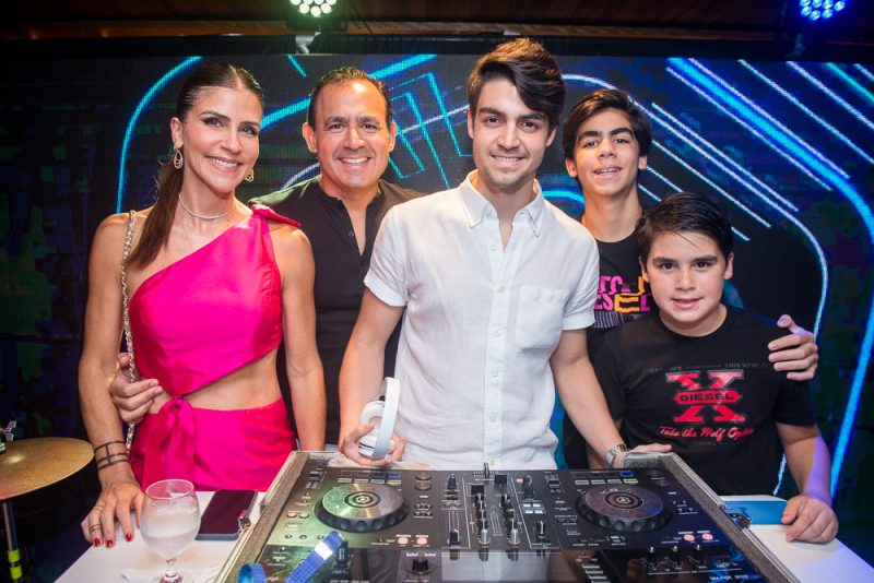 De repente...40 - Ângela Martin arma uma festança para marcar sua estreia nos 40