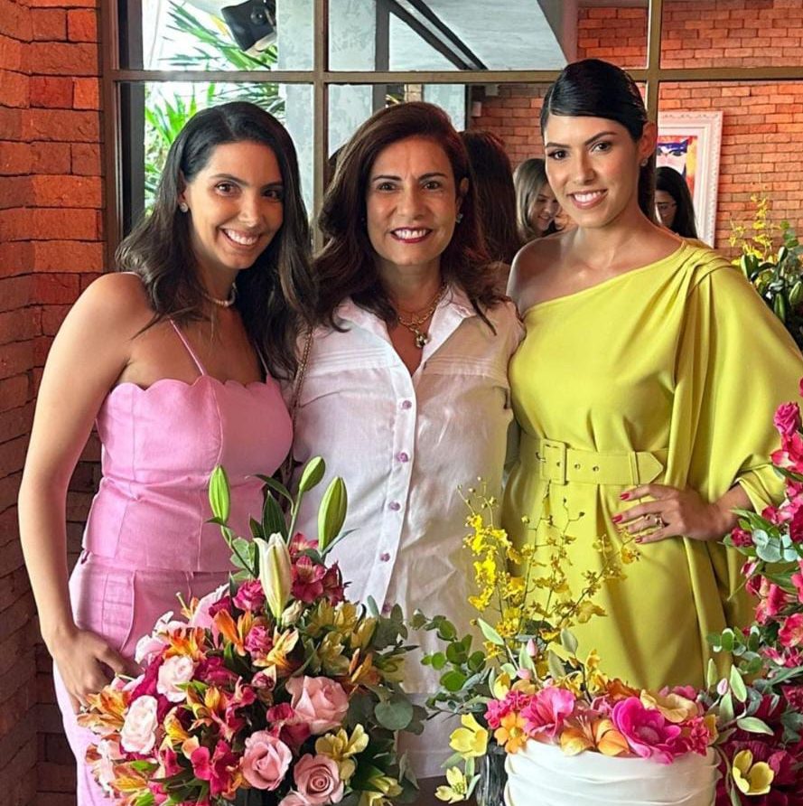 Flávia e Carla Laprovitera comemoram troca de idade rodeadas por suas amigas