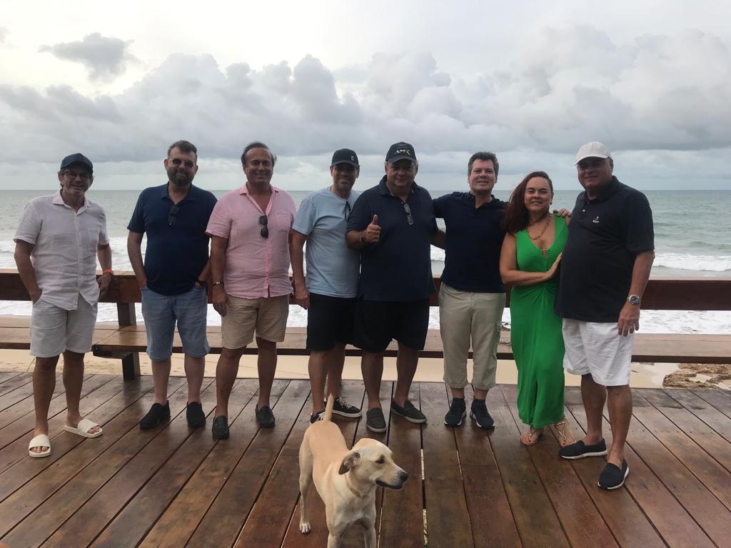 Luciano e Denise Cavalcante recebem Cláudio Dias Branco em sua casa de veraneio