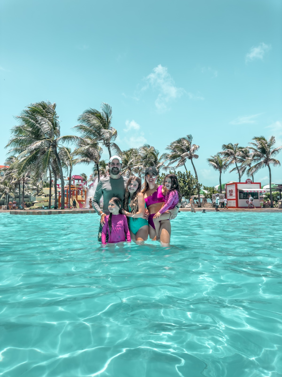 Anna Macedo e Leonardo Brasil comemoram aniversário de 14 anos da filha Constanza no Beach Park