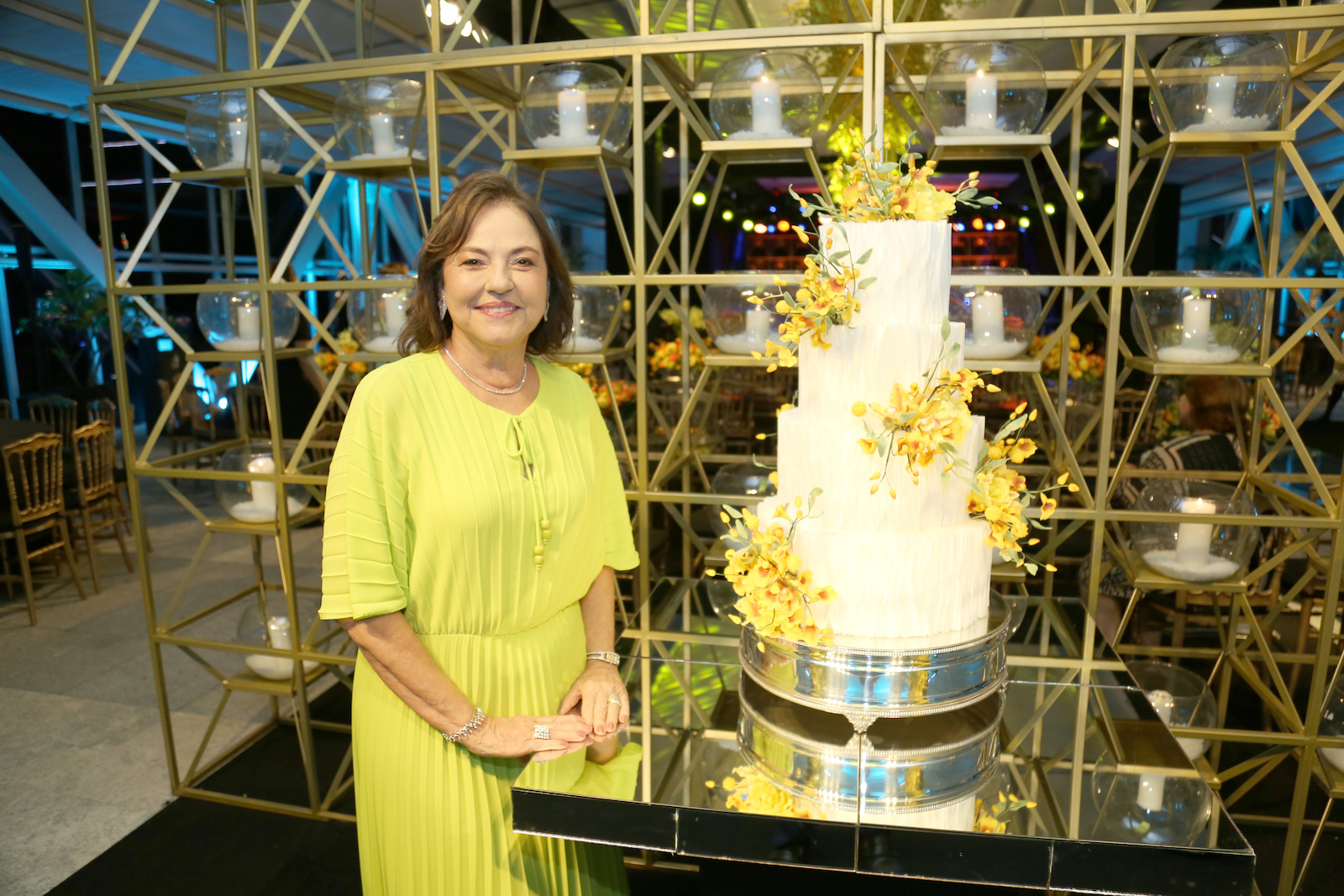 Ana Maria Studart celebra a chegada da nova idade com uma mega festa surpresa no Sky Lounge do BS Design