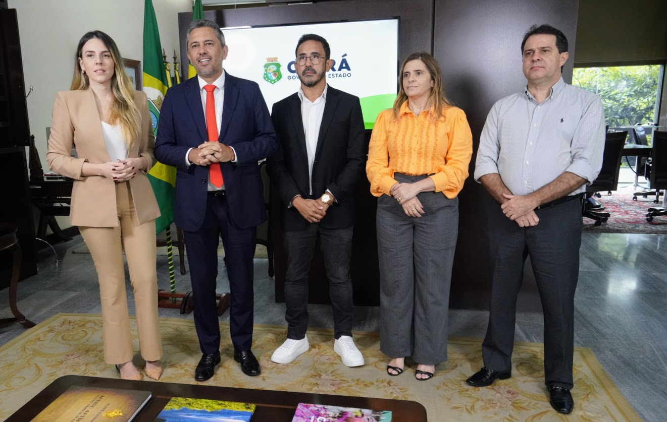 Elmano anuncia reajuste de 14,95% para professores da rede estadual Elmano anuncia reajuste de 14,95% para professores da rede estadual